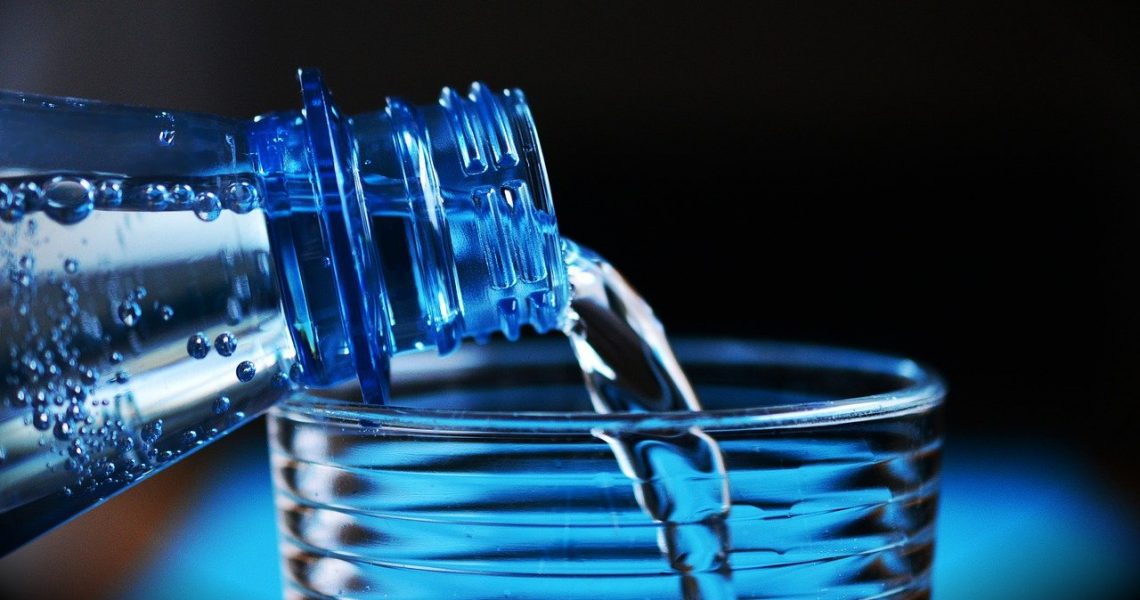 Maneiras de energizar positivamente a água que bebemos