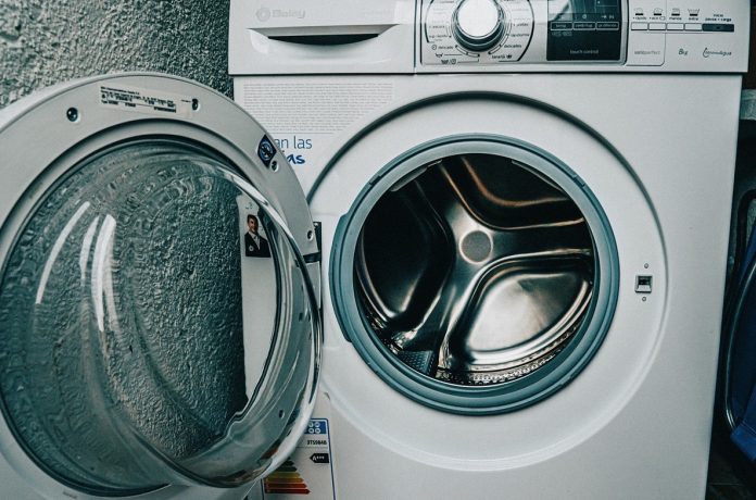 8 benefícios de usar vinagre na máquina de lavar roupa